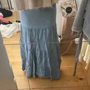 Långkjol - Så fin blå långkjol i nyskick! Använd väldigt få gånger😊 obs! Ej strykt