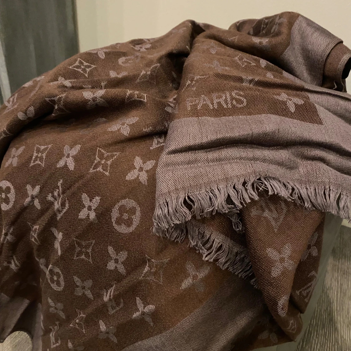 Brun halsduk med monogrammönster