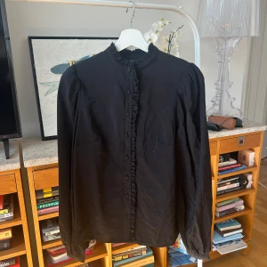 Skjortblus med ballongärm - Luftig och skön + Snygg volym. Passar till allt