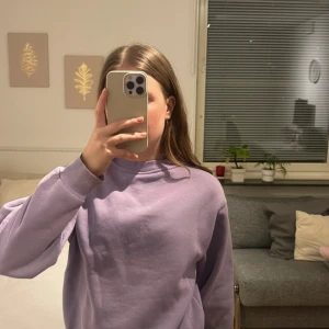 Tjocktröja Ginatricot  - Lila Tjocktröja från Ginatricot, Storlek📏: XXS Axelbredd: 45 cm, Längd: 50 cm, Gott Skick✅Fraktar inom 3 dagar, om inte så kontaktas köpare!📦 Ställ gärna frågor!💕