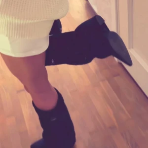 Svarta folded boots med klack - Snygga svarta boots med spetsig tå och klack. Säljer dom tyvärr för att jag köpte en storlek för liten så dem är inte använda mer än 3 utekvällar! 🥂🐆💋