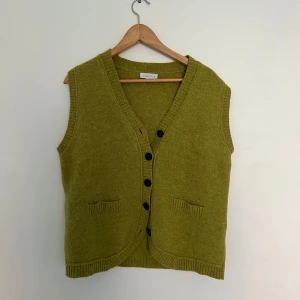 Olivgrön stickad väst från Brookshire - De står att västen är i st xl men den passar mig perfekt som har storlek M