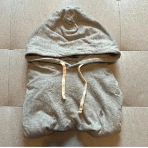 Grå hoodie från Polo Ralph Lauren🤩✅ - Säljer en grå hoodie från Polo Ralph Lauren med klassisk logga broderad på bröstet, i storlek S. Pris går alltid att diskutera 🤩🙌