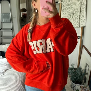 Röd sweatshirt med Paris-tryck - As snygg & cool sweatshirt perfekt till hösten om man vill ha en färgtouch på sin outfit ❤️