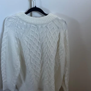 Vit stickad tröja  - Jättefin vit stickad tröja, knappt använd jättebra skick