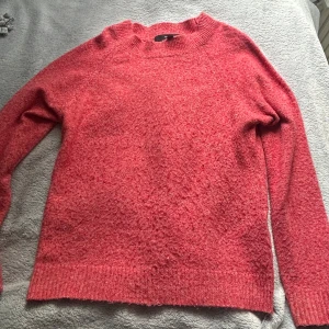 Röd stickad tröja från Vero Moda - Mysig röd stickad tröja från Vero Moda i storlek S. Passar perfekt nu inför hösten! 