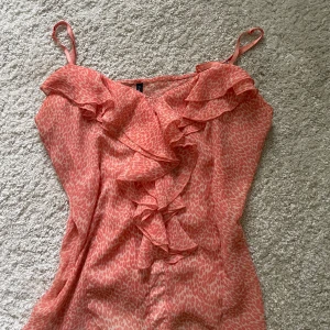 Rosa leopard fest topp  - Supersöt blus från AMISU  i rosa med leopardmönster och volanger framtill💕