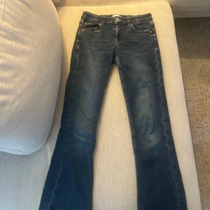 Blå bootcut jeans från Gina Tricot - Säljer mina jeans från Ginatricot i storlek 152.  Använda men fint skick, säljes för dom blivit för små 