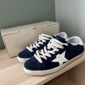 Golden Goose - Säljer dessa riktigt feta Golden Goose skor i storlek 41 men passar även 42! 🙌 Skorna är varsamt använda ett fåtal gånger och är nästan i nyskick! ⭐️ Box medföljer, hör av er vid minsta fråga eller fundering! 🙌