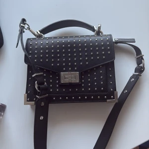  The Kooples väska - Säljer min the kooples väska med silvriga detaljer. Bra skick! Köpt för ca 3 000