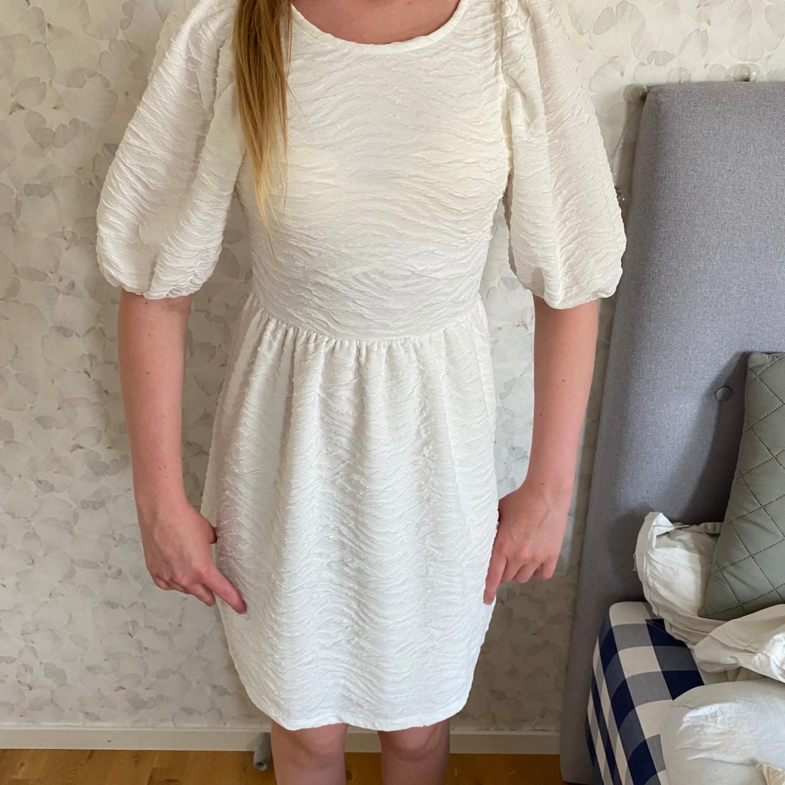 Vit kortklänning med puffärm Gina Tricot