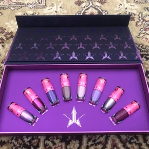 Jeffree Star Queen Bitch läppstiftsset - Limited edition Queen Bitch läppstiftsset från Jeffree Star Cosmetics med 8 flytande läppstift i olika lila, rosa och metallic nyanser. Enbart swatchade, sedan har jag bara haft denna box i min samling. Då jag inte vill öppna varje läppstift för att kontrollera konsistens så kan det hända att någon är lite torkad, men de är ju lätta att rädda med exempelvis Duraline isf. Säljes hur som helst i befintligt skick.