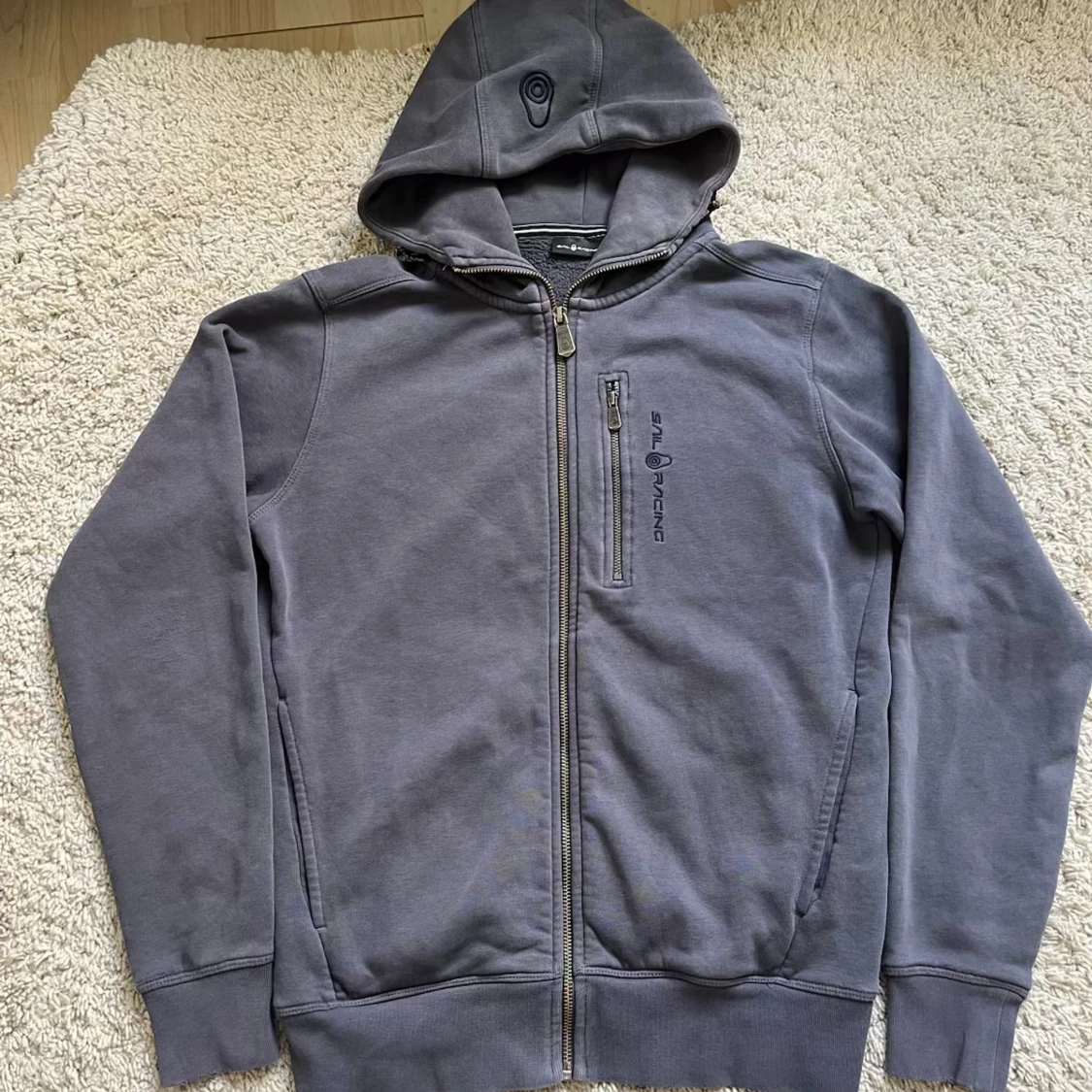 Grå hoodie från Sail Racing - 1