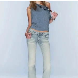 Replay bootcut jeans ljusblå - Säljer ett par snygga ljusblå bootcut jeans från Replay med klassisk femficksdesign och låg midja. Jeansen har slitningar och tvättade detaljer som ger en cool vibe. Passar dig som gillar en avslappnad men trendig stil. HELT NYA 