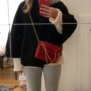 Virkad väska - Så snygg handgjord virkad väska med guldkedja, perfekt nu till hösten 🍂🧶🧡💞