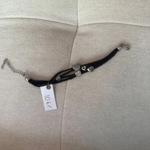 Armband  - Fint svart armband med hjärtan på!