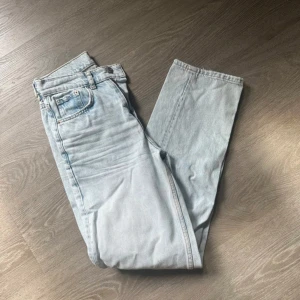 Perfekt ljusblå jeans från Gina Tricot  - Säljer ett par ljusblå jeans från Perfect Jeans  i klassisk straight fit.  fickor, dragkedja och knapp framtill samt snygga kontrastsömmar. Jeansen är tillverkade i bomull och har en chill vibe med sin ljusa tvätt. Perfekt för dig som gillar enkel och clean stil.