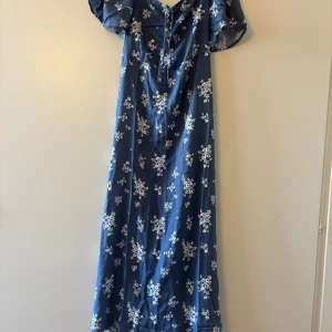 Blommig marinblå långklänning - Oanvänd 