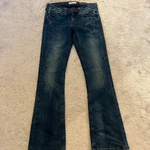 Mörkblå jeans - Jätte snygga men är tyvärr för små för mig, mycket bra skick, fråga om mått