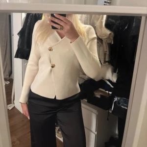 Kofta med guldknappar  - Från Zara storlek L(liten i storlek)🩷