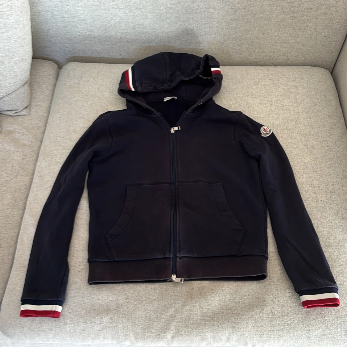 Mörk blå Moncler hoodie med huva