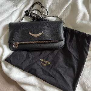 kopia Zadig & Voltaire väska - Zadig & Volatire väska köpt för 1500 kr på plick säljaren sa att den var äkta men den är troligen en kopia. lite rostiga kedjor men annars i helhet fint skick. påsen tillkommer och det långa bandet. skickar gärna fler bilder om det önskas. 💌