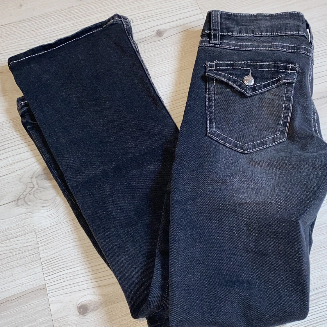 Svarta bootcut jeans med kontrastsömmar - 3
