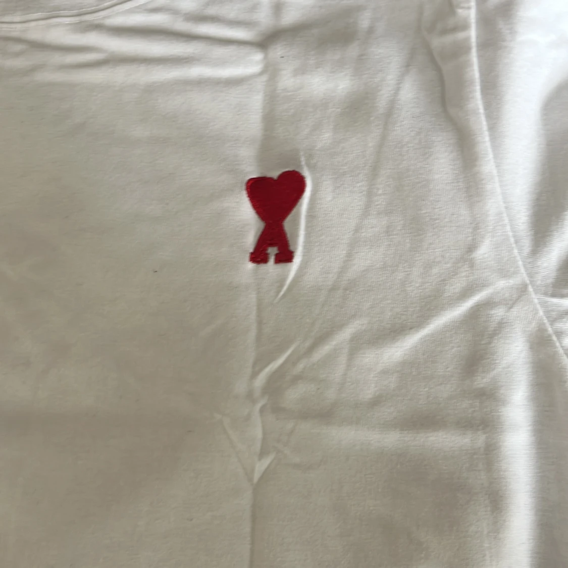 Vit t-shirt från Ami med rött hjärta - 2