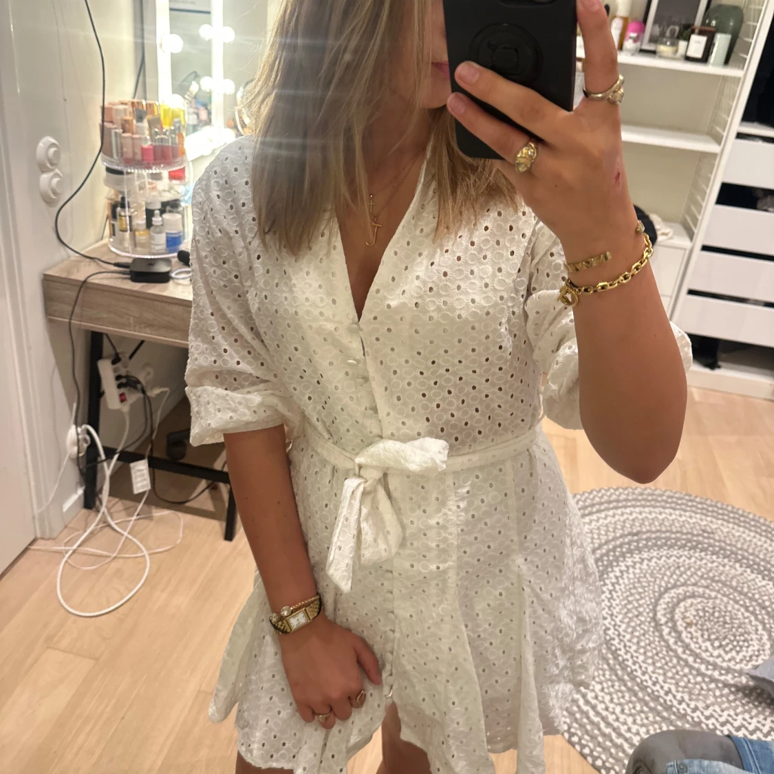 Vit kort klänning med spets och bälte - 1