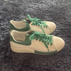 Vita sneakers med gröna detaljer - Nästan aldrig använda och superbra skick😊