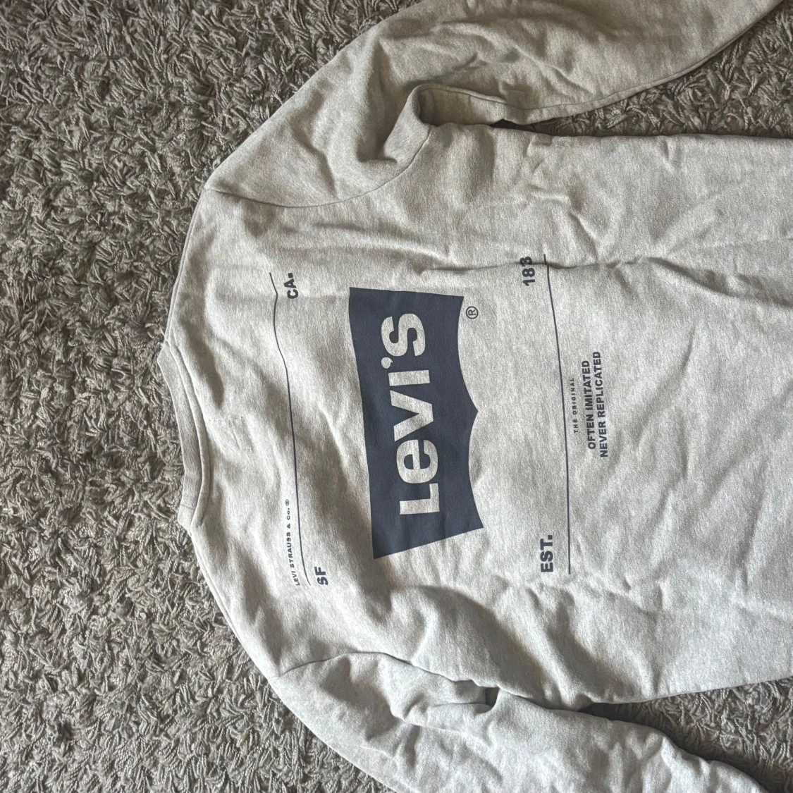 Grå sweatshirt från Levi's med tryck - 1