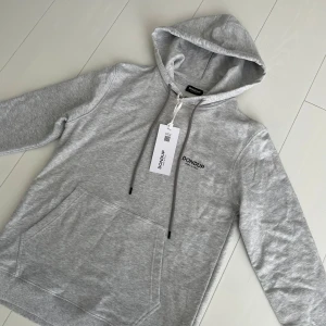 Dondup hoodie helt ny - Tja! Säljer nu denna feta dondup hoodien! Hoodien är helt sprillans ny! Tags följer med ! Tröjan är storlek M!