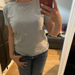 Ljusblå t-shirt från 157 - En basic ljusblå T-shirt från lager 157. Har används enstaka gånger, ser ut som i nyskick.