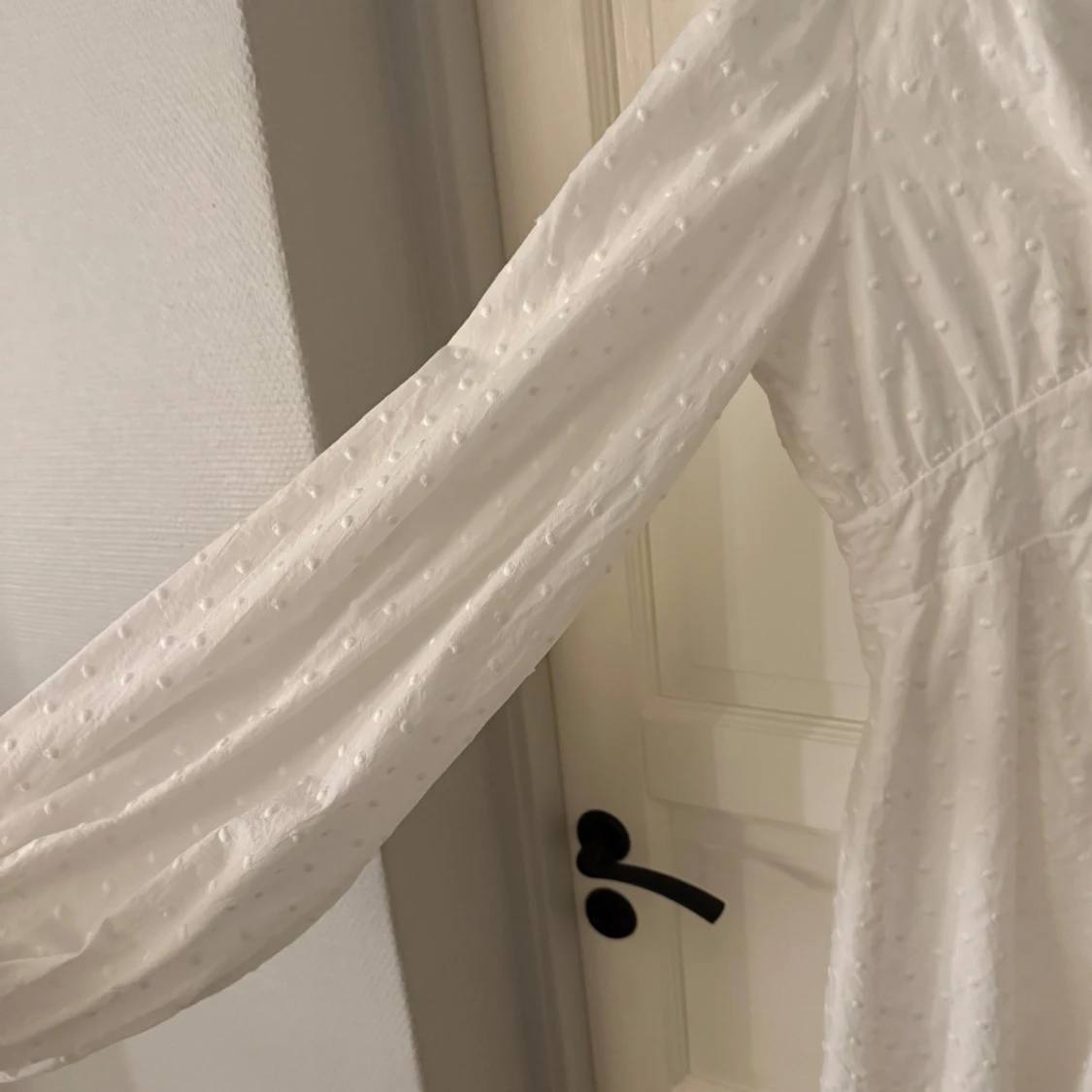 Vit prickig långärmad klänning Adoore - 4