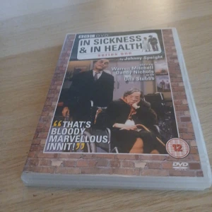 In Sickness & In Health: Series One dvd - Upptäck BBC:s klassiska komediserie 'In Sickness & In Health' med skarp humor och ikoniska karaktärer. Perfekt för dig som gillar brittisk humor och vill ha något annorlunda att kolla på med vänner. Serien bjuder på roliga citat och minnesvärda scener!