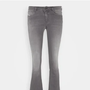 Grå lowwaist bootcut diseljeans  - Snygga grå jeans bootcut och lowwaist. Från diesel och i mycket bra skick. Nypris: 1500 kr 