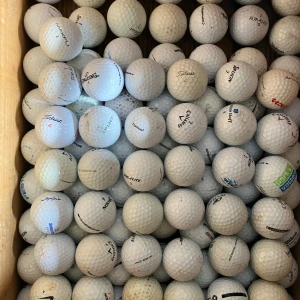 100 blandade märkes golfbollar  - 100 vita golfbollar av märken som Titleist, TaylorMade, Callaway, Srixon m.m.           Perfekt för dig som vill komma igång med golf eller fylla på din samling!