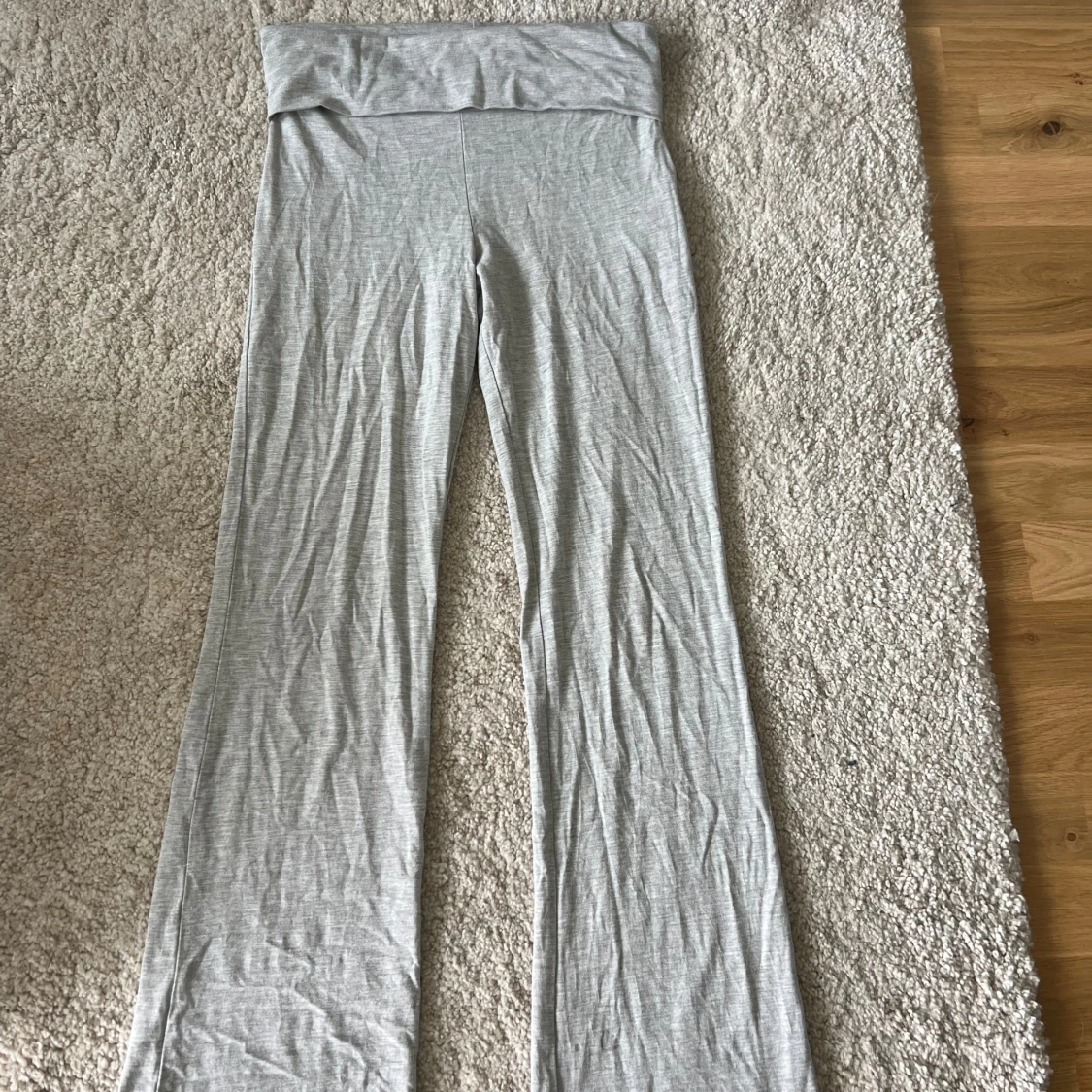 Gråa lågmidjade mjukisbyxor