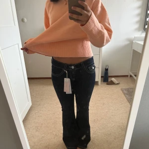 Lågmidjade jeans - Säljer dessa jättefina lågmidjade bootcut jeans från Gina. De har aldrig varit använda och har prislapp fortfarande kvar.                          Midjemått: 35cm tvärsöver                                               Innerbenslängd: 78cm (jag är 161cm)