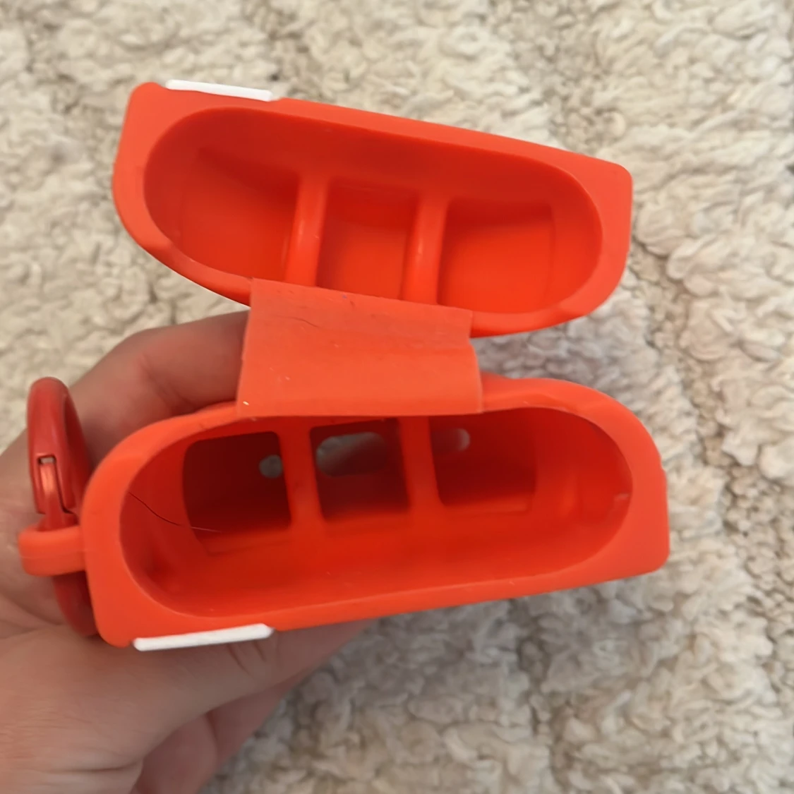 Svampliknande röd AirPods skal  med prickar - 3