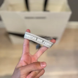 Dior armband  - Säljer detta väldigt fina armbandet. Fin färg och perfekt för vardagsanvändning. 1 för 149, 2 för 199! Inga defekter alls. Fraktas samma dag😁