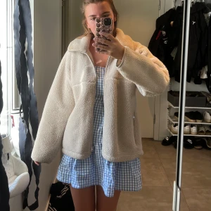 Teddyjacka - Säljer denna teddyjacka perfekt till hösten!!! Den är så skön och i perfekt skick! Skriv om ni har frågor! 