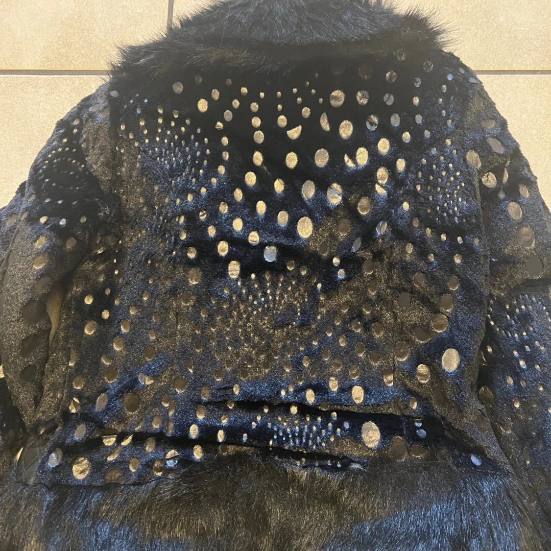 Svart pälsjacka med prickigt mönster - 4