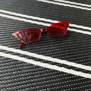 Röda solglasögon - Snygga spetsiga solglasögon i rött. Perfekt för en lite festlig look💗