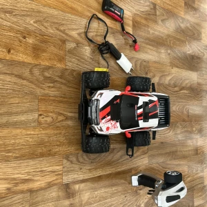 Radiostyrd bil FORD - Säljer en riktigt fin radiostyrdbil som jag Ivars har använt 2-3 gånger eftersom jag inte är så intresserad av de längre. Den går uppp till 50km/h och är en effektiv och snabb bil. Skriv gärna vid frågor.