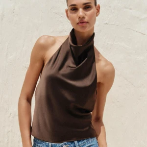 Brun halterneck linnetopp i satin - Helt ny från Zara med prislappen kvar på!💕