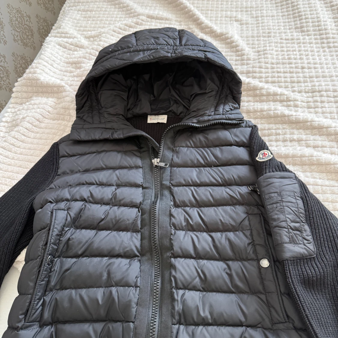 Svart Moncler pufferjacka med huva - 1