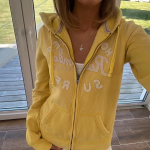 Hollister zip - En zip från Hollister i storlek M. Tröjan bedöms som använd men i fortsatt gott skick. Jag skickar inom 24h. Se liknande zip i min profil! F88