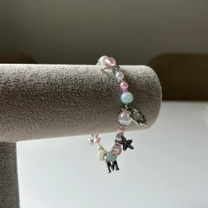 Handgjord armband - Superfint och unikt handgjord armband. Görs enligt dina mått och din initial!💌