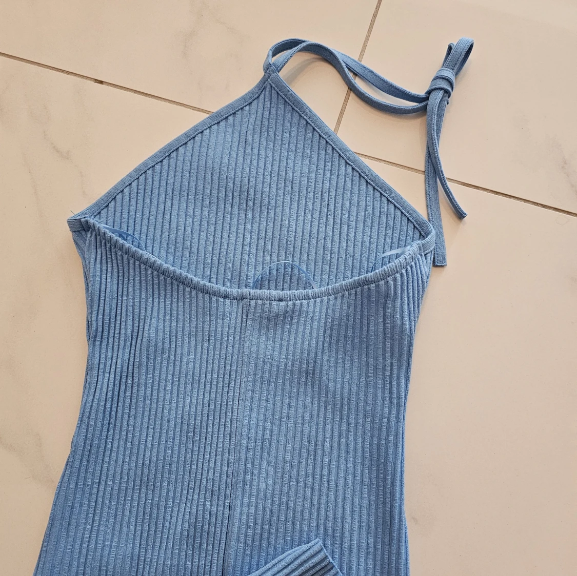 Blå ribbad kort klänning med knyt - 1